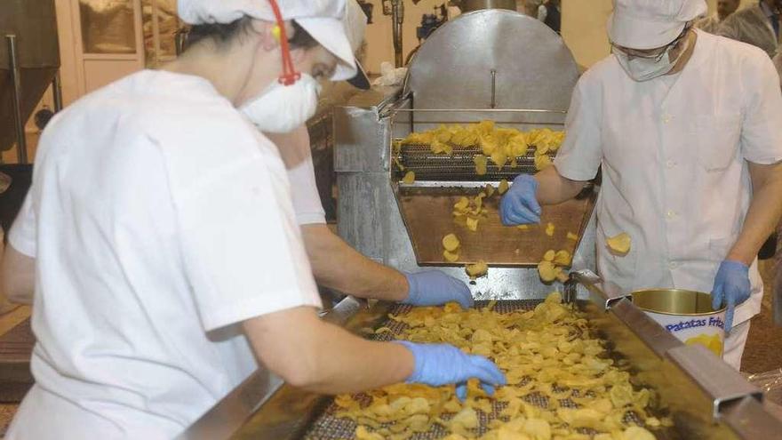 Selección y envasado de patatas manual en la cadena de producción de Bonilla.