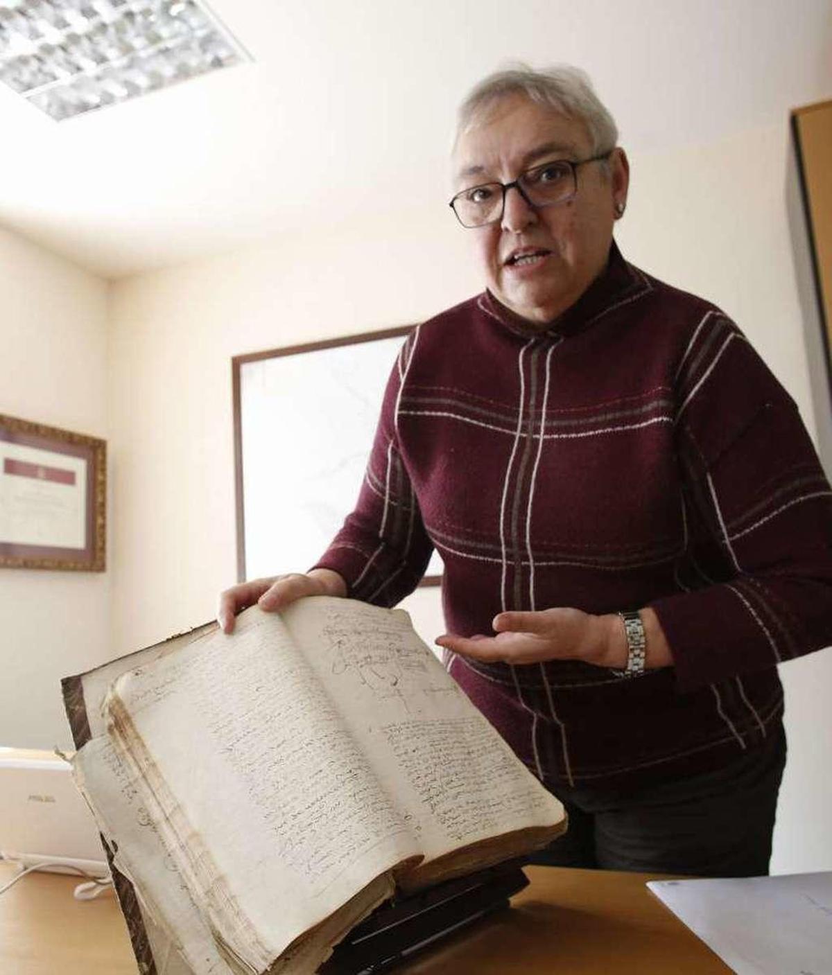 Josefa Sanz Fuentes, con unos documentos.
