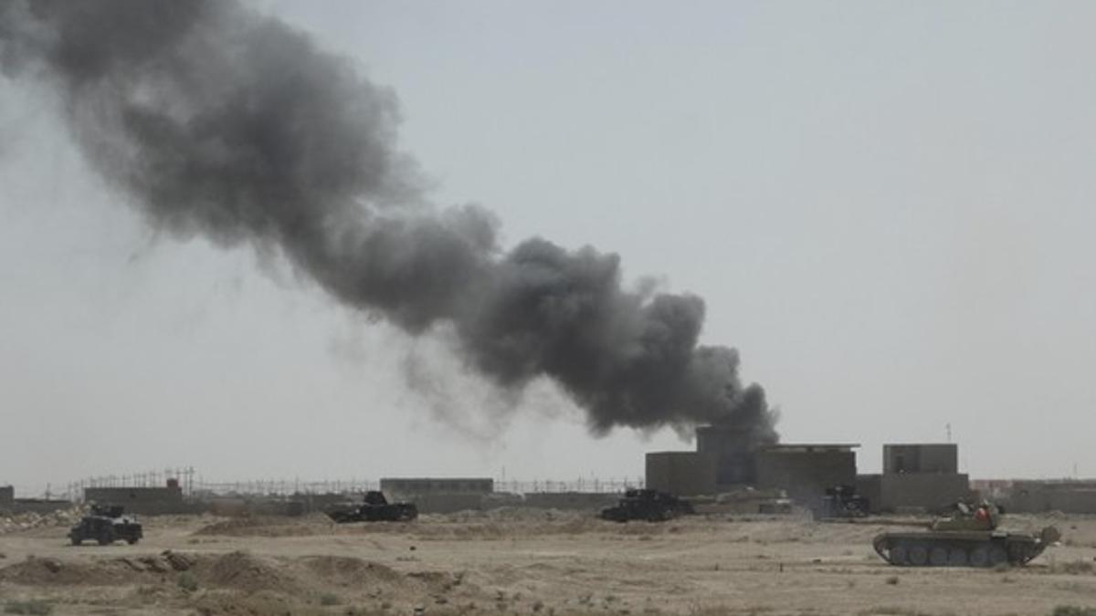 Una columna de humo se eleva en las afueras de Ramadi tras enfrentamientos enre el Ejército iraquí y los combatientes del Estado Islámico.