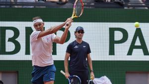 Nadal durante una de sus sesiones de entreno en Roland Garros