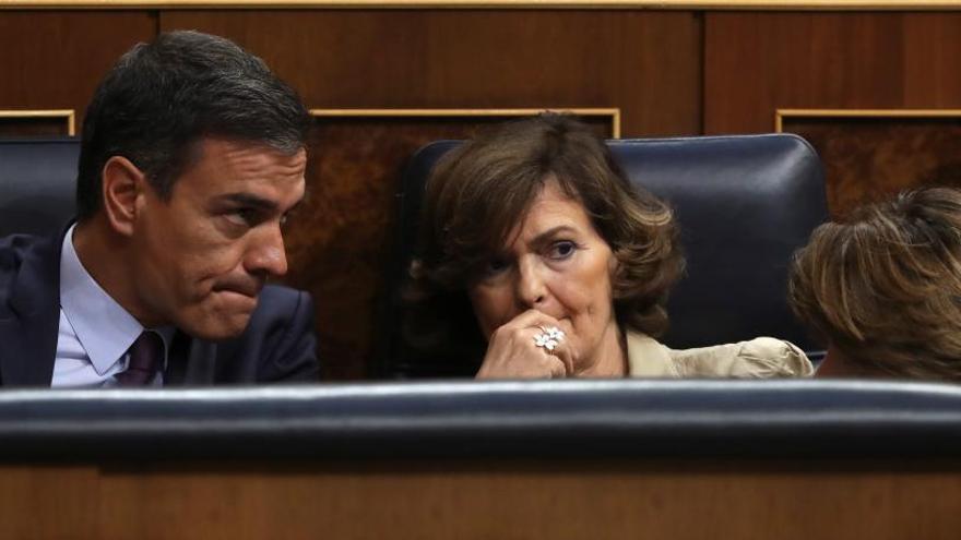 Carmen Calvo junto a Pedro Sánchez en el Congreso.