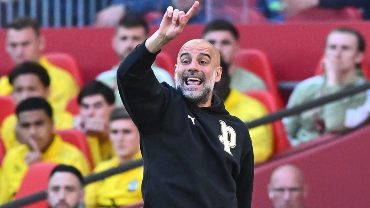 Pep Guardiola, dando instrucciones desde el banquillo de Wembley