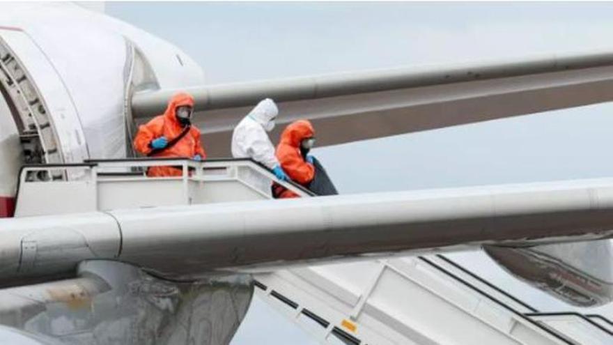 La llegada de los 14 pasajeros españoles del MV Hondius a la base aérea madrileña de Torrejón, en imágenes