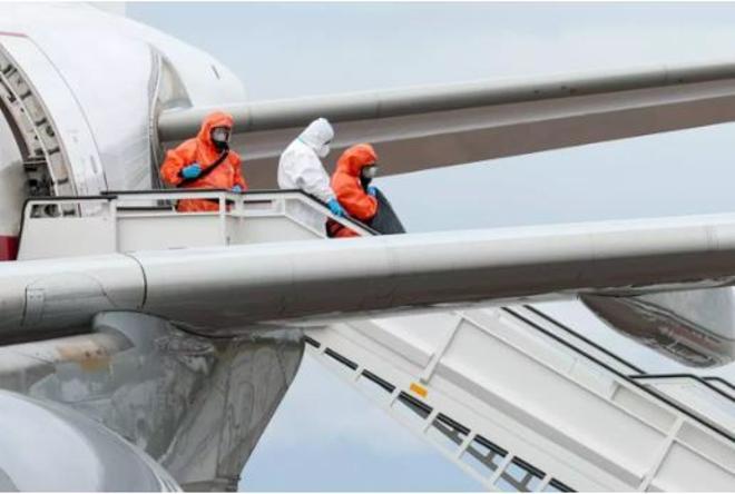 La llegada de los 14 pasajeros españoles del MV Hondius a la base aérea madrileña de Torrejón, en imágenes