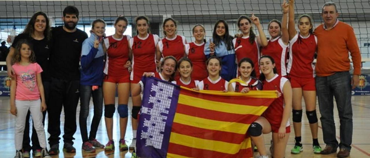 Jaume Febrer (i) posa junto con la selección balear infantil femenina tras proclamarse campeona de España en el Nacional celebrado en Valladolid.