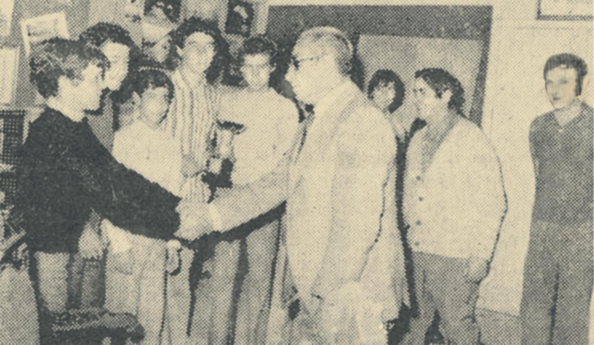 O alcalde de Cangas Antonio Graña felicitando o 17 de maio de 1974 aos xogadores de Aldán  e o seu entrenador, o mestre Cortegoso Freire (dereita) por teren alcanzado o campeonato provincial.