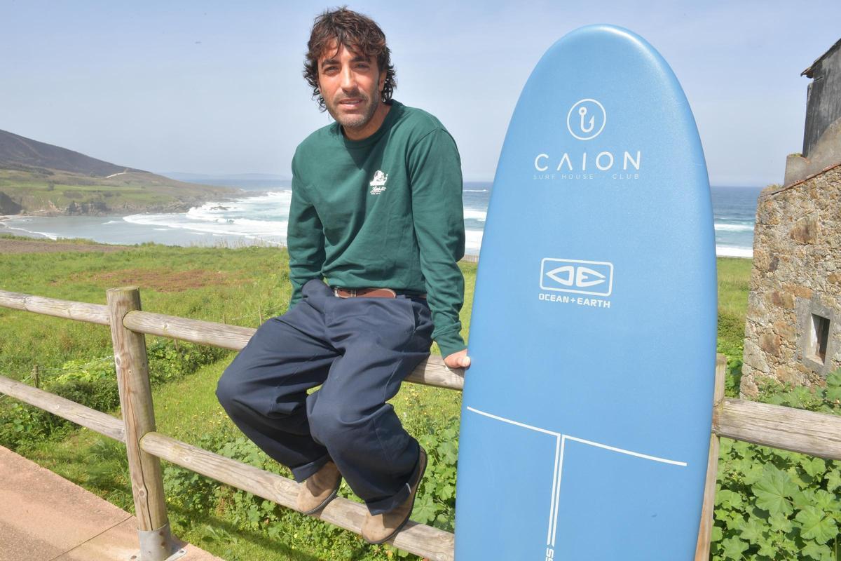 Patrick Vilán, frente a la playa en la que imparte clases de surf, en Caión.