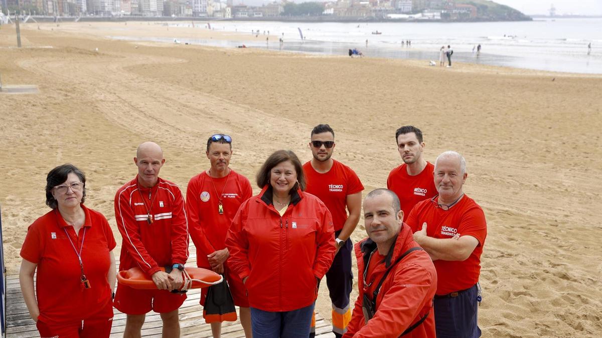 Socorristas de Gijón alertan de un cambio en las playas: “Cada vez vemos más gente que no conoce el mar”