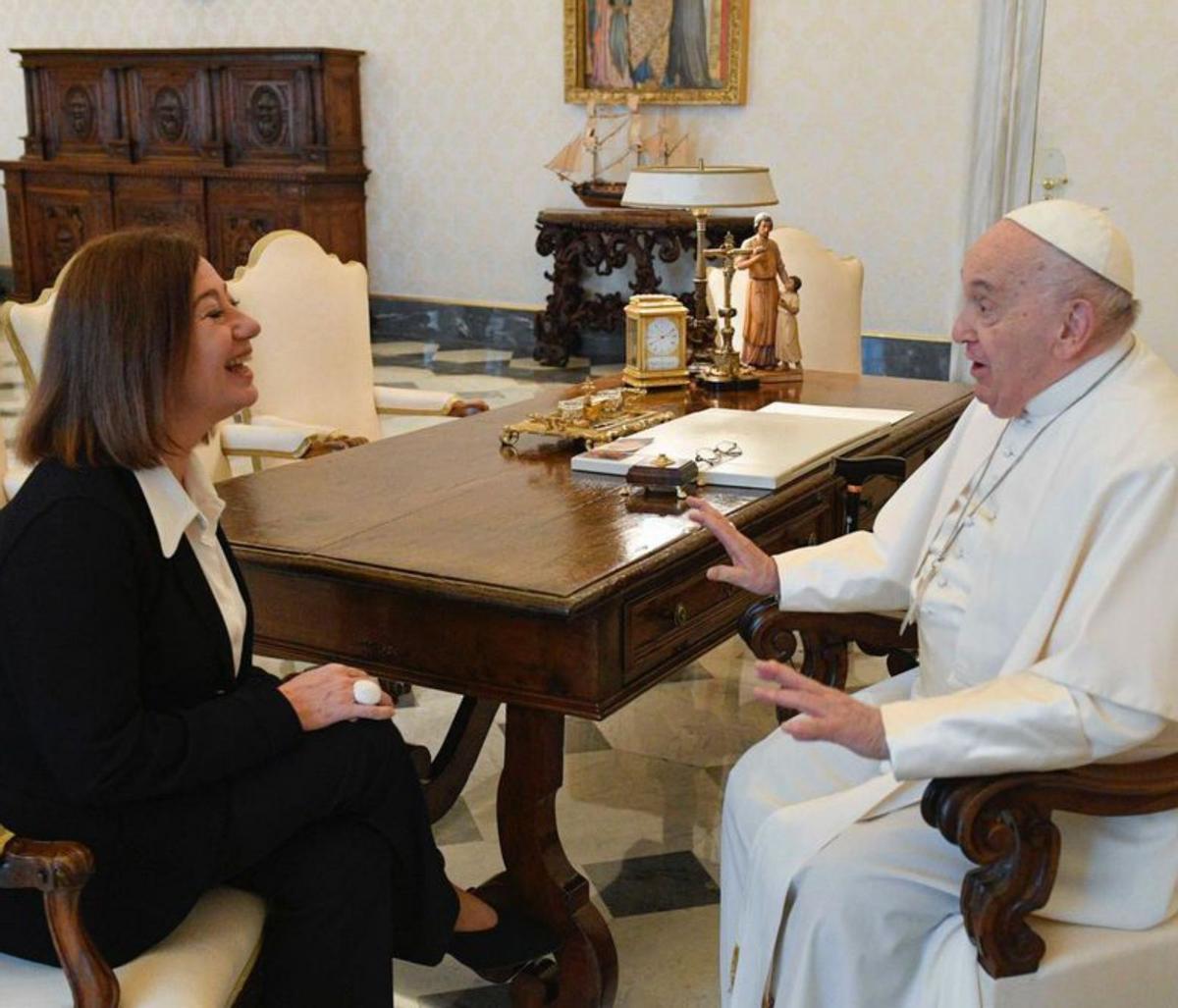 Francina Armengol y Francisco se reunieron durante una hora en el despacho papal en 2024. | EFE/VATICANO