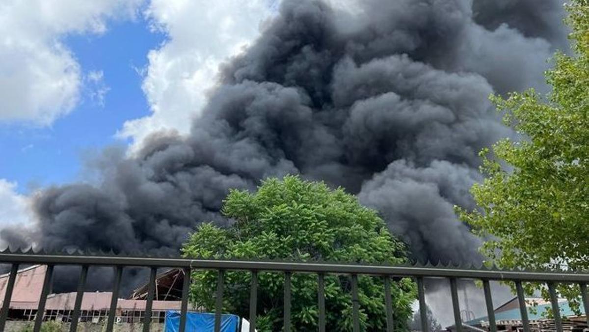 Un incendi destrueix una nau industrial a Abrera amb vehicles a l’interior