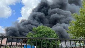 Un incendi destrueix una nau industrial a Abrera amb vehicles a l’interior