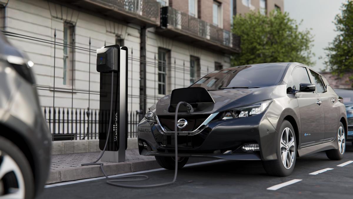 Nissan Leaf cargándose en un Wallbox Supernova