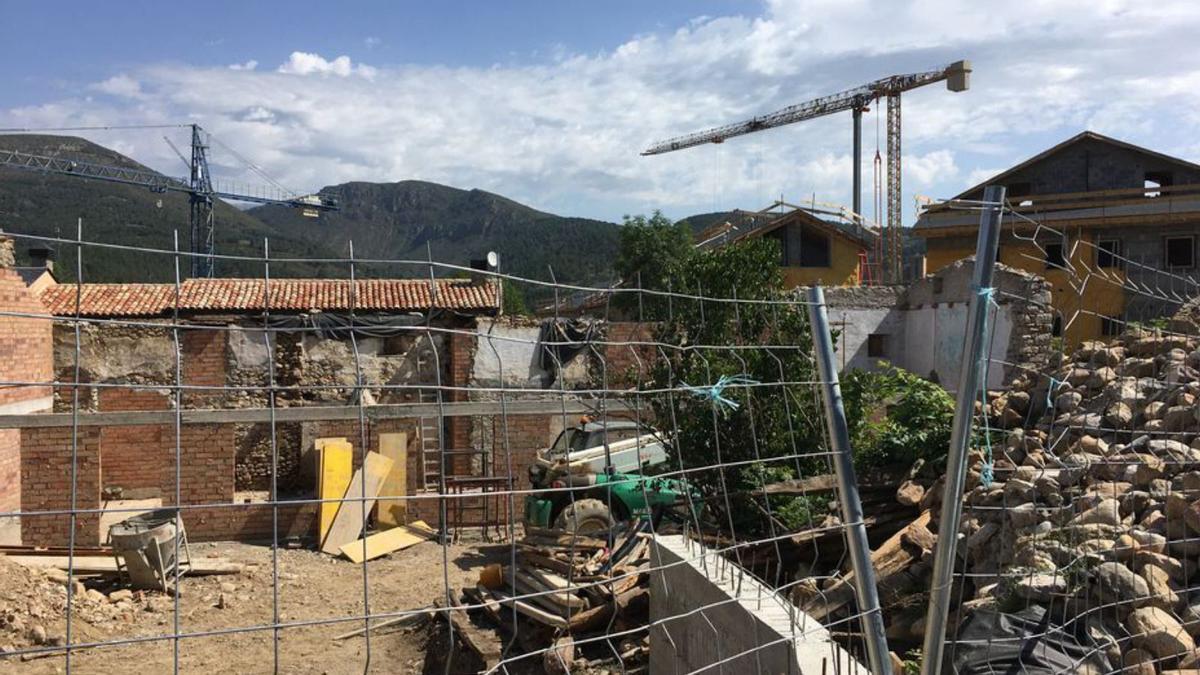 Una urbanització en construcció a Bellver de Cerdanya | MIQUEL SPA