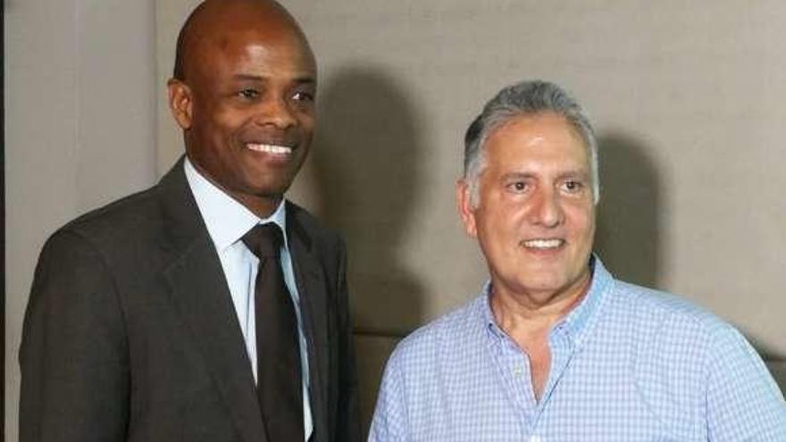 Dely Valdés, con el presidente de la Federación panameña.