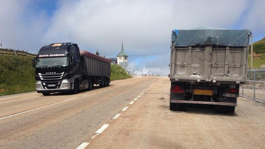 Restablecido el tráfico en el puerto de Pajares tras volcar la carga de un camión