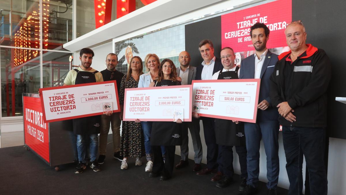 Foto de familia con los ganadores del concurso y los miembros del jurado.