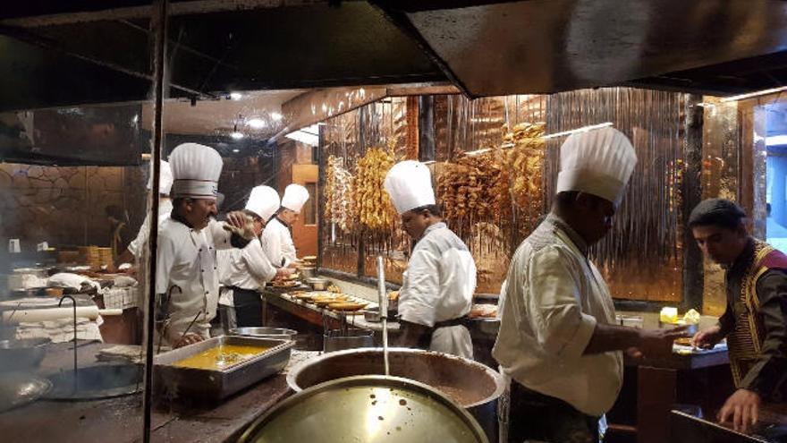 Las cocinas con tandoor en el restorán Bukhara, uno de los mejores de Asia y catedral del tandoor, en el más lujoso de los Sheraton locales.