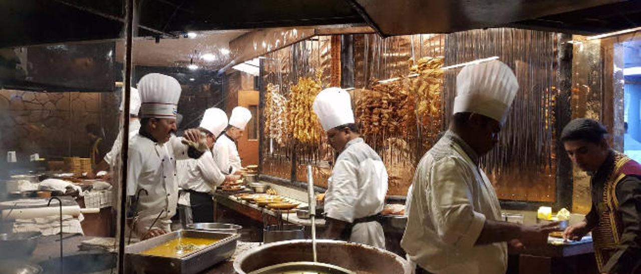 Las cocinas con tandoor en el restorán Bukhara, uno de los mejores de Asia y catedral del tandoor, en el más lujoso de los Sheraton locales.