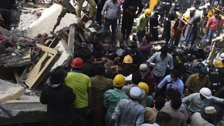 Un edificio se viene abajo en Bombay