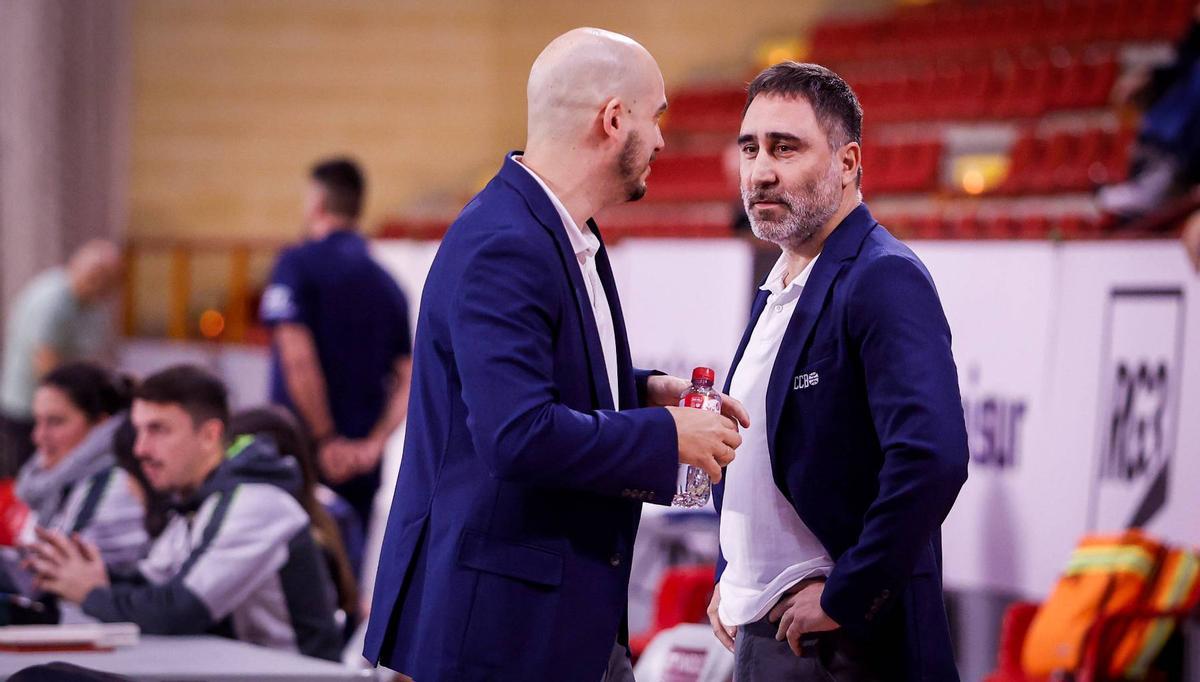 Gonzalo Rodríguez, a la derecha, dialoga con su entrenador ayudante, Nacho Pastor.