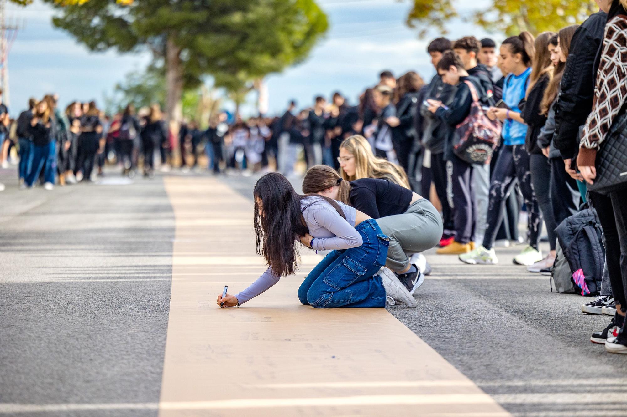 Alumnos de los institutos de Benidorm forman una "Cadena Humana" en la zona escolar del Salt de l'Aigua contra la violencia de género