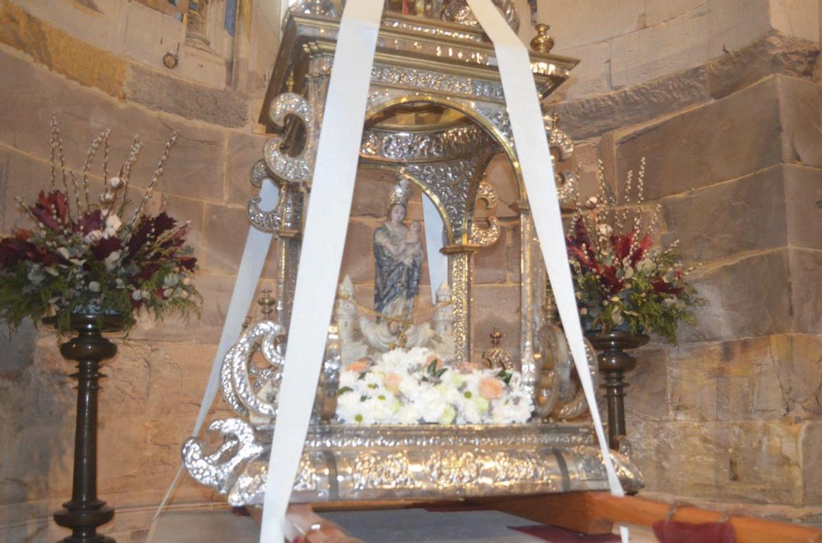 La imagen de la Virgen de la Vega ya preparada en el trono, en la iglesia de Santa María del Azoague.