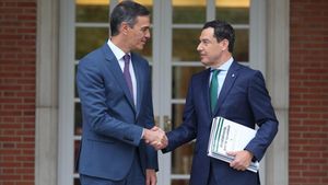 El jefe del Ejecutivo, Pedro Sánchez, durante su reunión este viernes en la Moncloa con el presidente de la Junta de Andalucía Juanma Moreno.