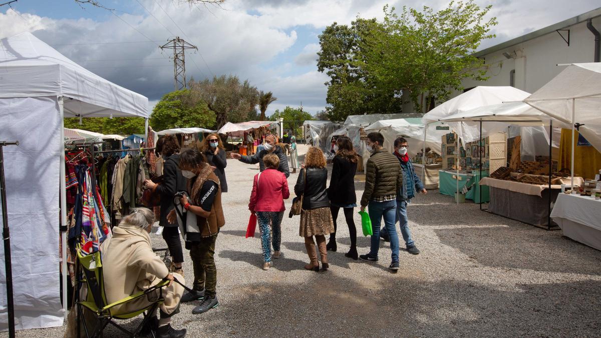 El mercadillo Las Dalias sale de su letargo