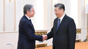 El secretario de Estado de EEUU, Antony Blinken, saluda al presidente chino, Xi Jinping, este viernes en Pekín.