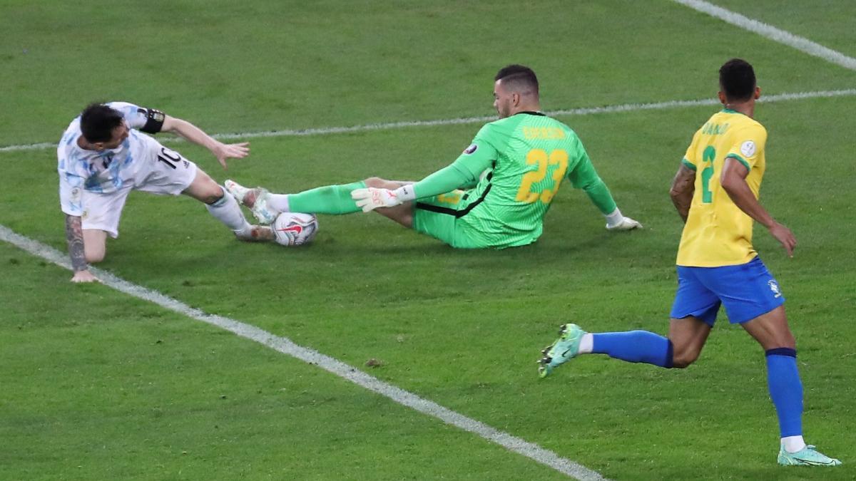 Messi, ante Ederson en la final de la Copa América (2021)