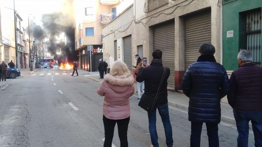 Incendio fortuito de un coche en la calle Sant Vicent
