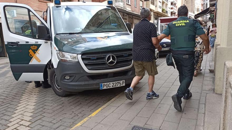 El investigado por tráfico de speed y dueño de la By Alice entra al juzgado a declarar.