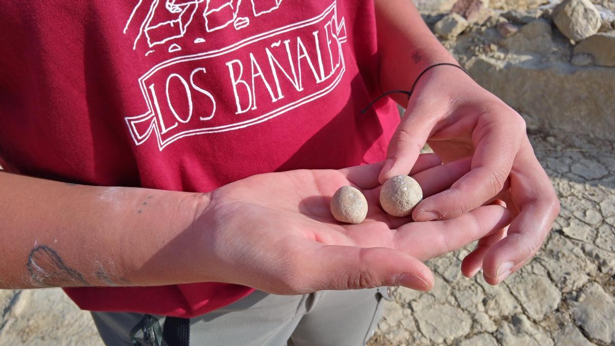 Las dos canicas encontradas este verano en Los Bañales.