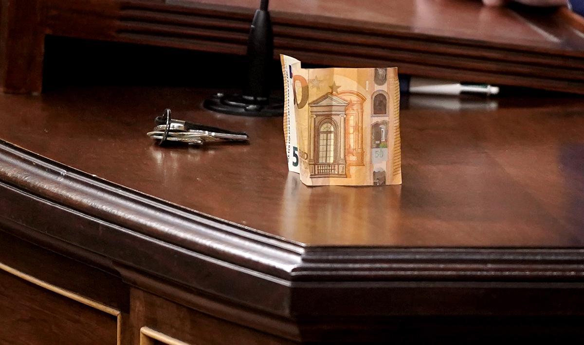 Gabriel Rufián muestra un billete de 50 euros y unas llaves de un piso a Junts. Pleno extraordinario para la votación de los decretos sobre vivienda, en el Congreso de los Diputados