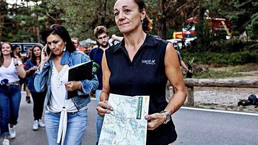 Dolores Fernández Ochoa, la hermana de la deportista, ayer, antes de iniciar la batida.