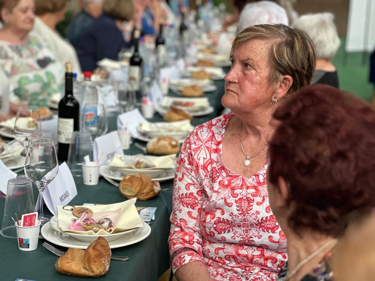 En imágenes: más de 200 personas se reúnen en Luarca gracias al programa Rompiendo Distancias