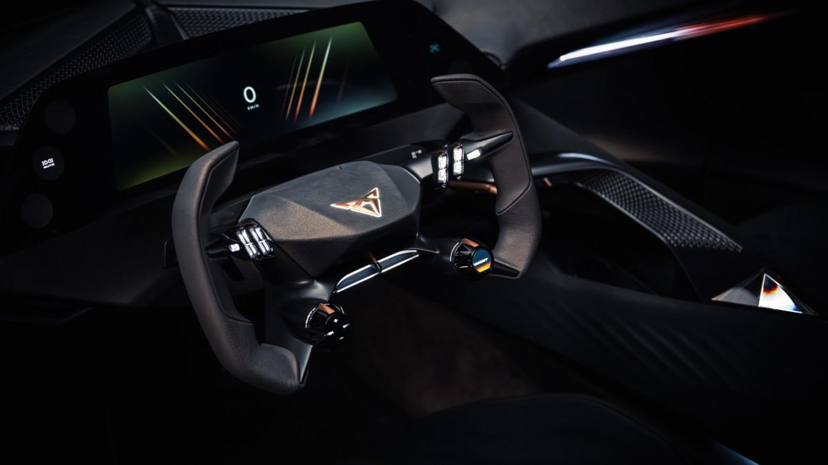 La combinación de materiales y colores del interior, con tejidos oscuros y detalles en cobre, crea una atmósfera sofisticada y deportiva.