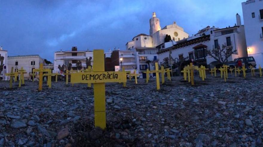 L&#039;acció simbolitza un cementiri a peus de la Mediterrània.