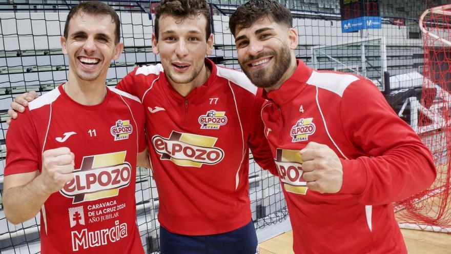 Marlon, Eric Pérez y Esteban, de ElPozo ayer en el Palacio; a la derecha, varios jugadores del Jimbee Cartagena conversando en el Media Day del club. | JUAN CARLOS CAVAL/IVÁN URQUÍZAR