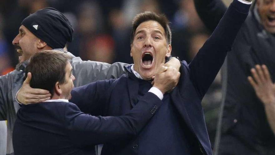 Eduardo Berizzo se abraza con su segundo, Ernesto Marcucci, para celebrar la clasificación del Celta para semifinales de la UEL. // Reuters