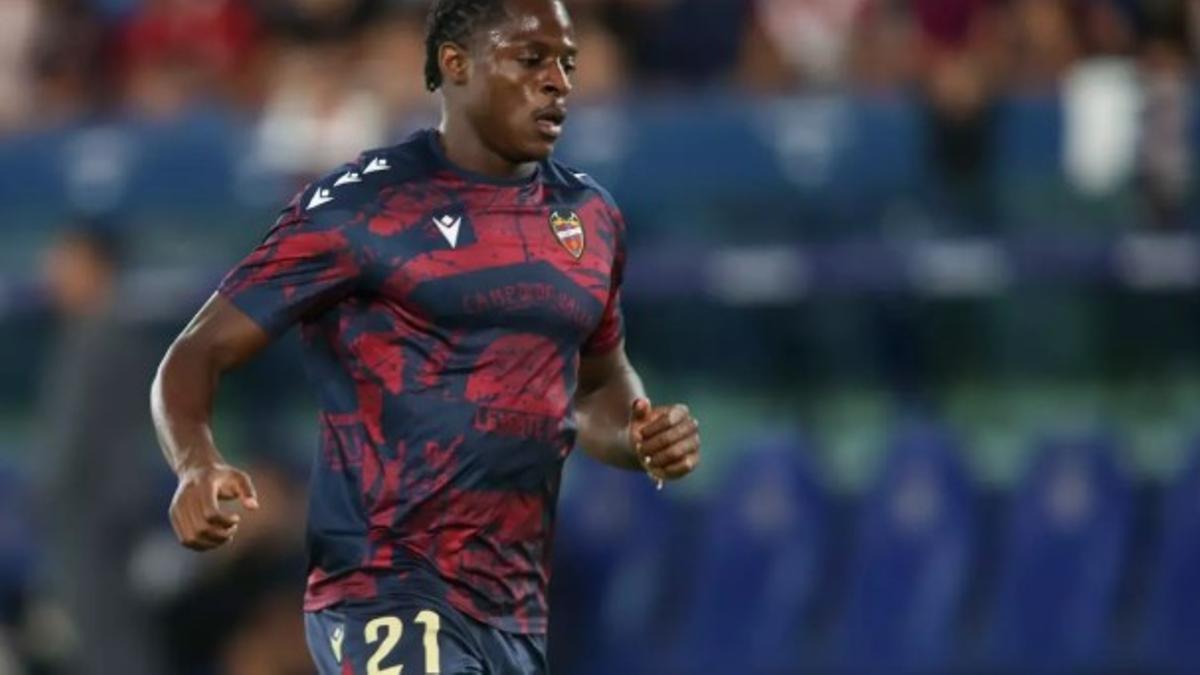 Etta, en el calentamiento del Levante-Madrid.