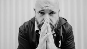 El artista Niño de Elche, autor del libro Conversaciones con un monje de madera.