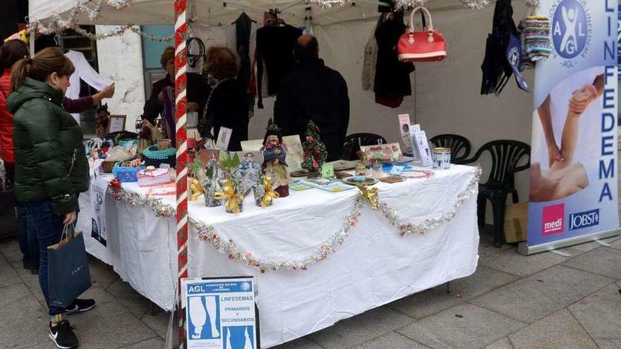 El mercadillo solidario instalado en la Plaza de Galicia por asociación de linfedema. // Noé Parga