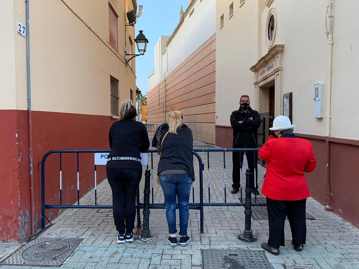 Tres vecinas en el control de acceso que ha establecido la Policía.