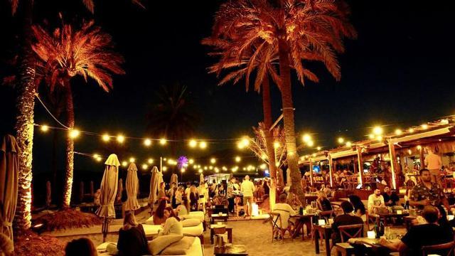 Cenas especiales los fines de semana y encuentros espirituales en las noches de luna llena. | | BEACHOUSE IBIZA
