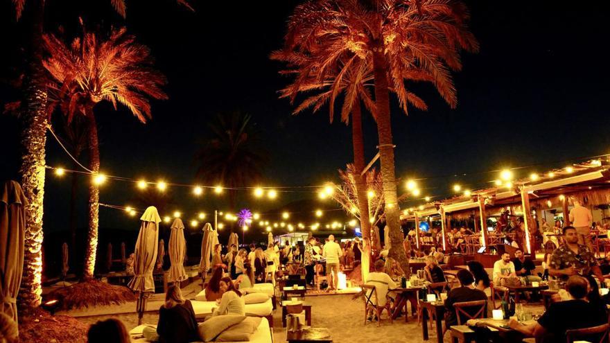 Cenas especiales los fines de semana y encuentros espirituales en las noches de luna llena. | | BEACHOUSE IBIZA