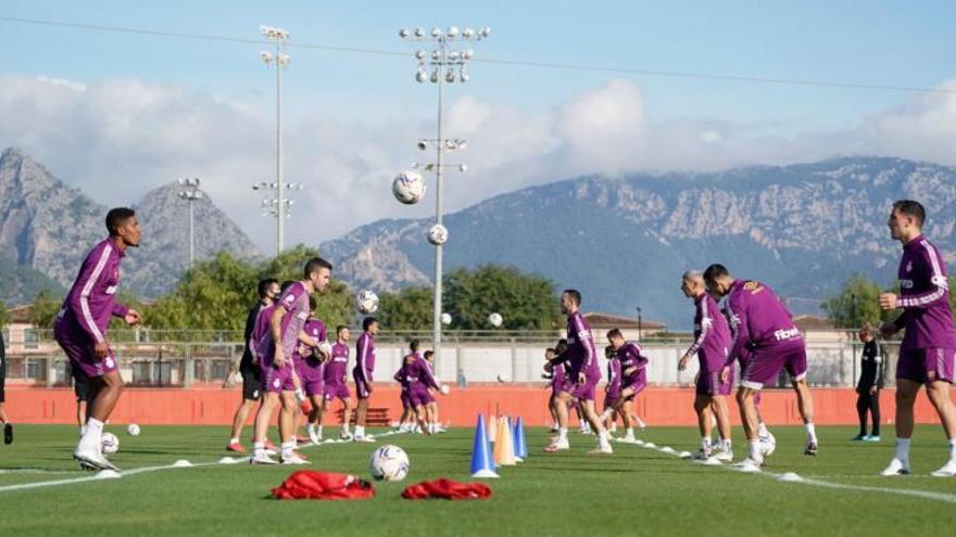 Los jugadores del Mallorca se ejercitan ayer en Son Bibiloni preparando el duelo ante el Almería.
