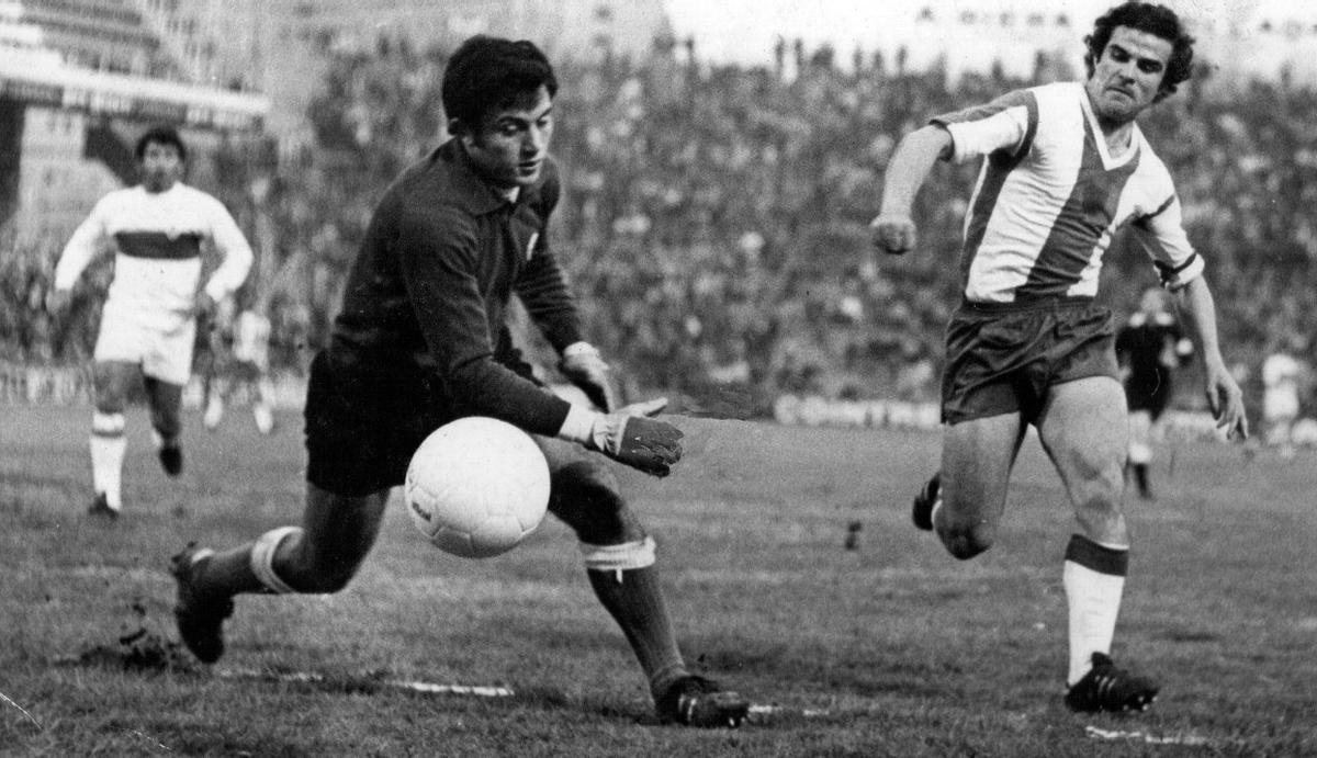 Manolín Cuesta anota un gol al Elche con la camiseta del Espanyol.