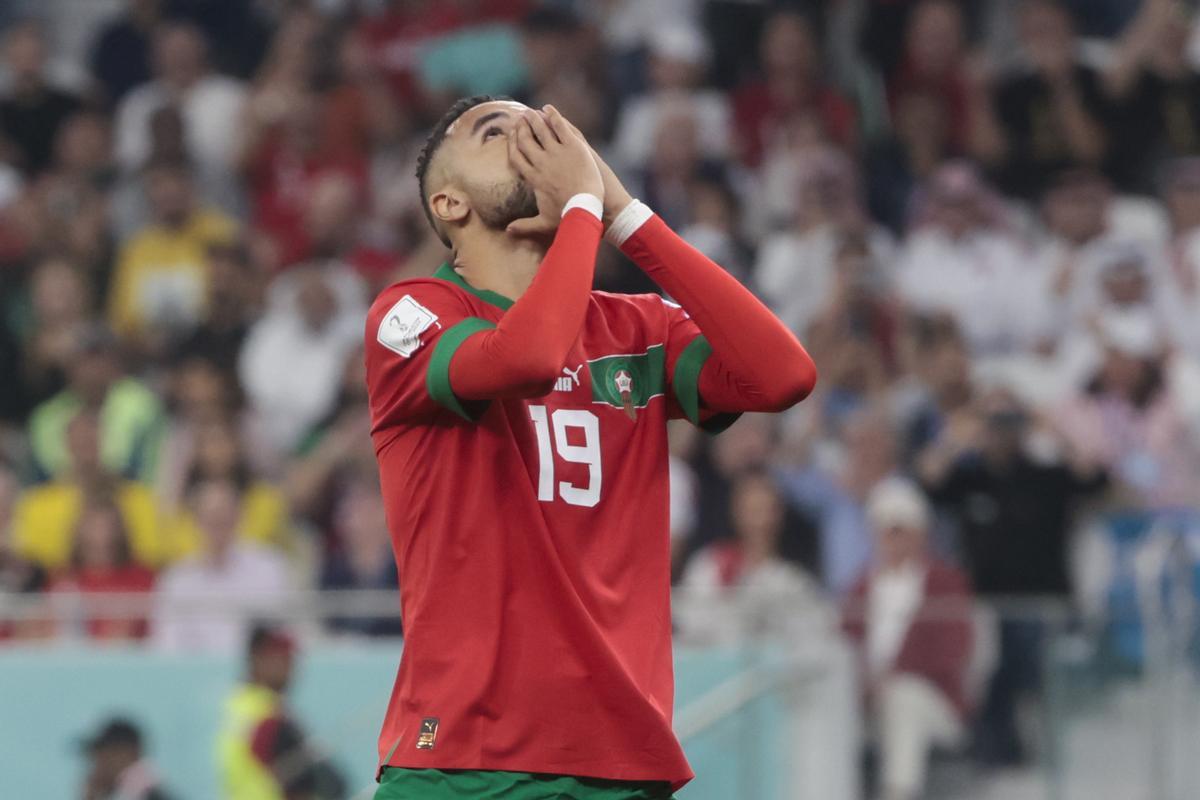 GR6017. DOHA (CATAR), 10/12/2022.- Youssef En-Nesyri de Marruecos se lamenta hoy, en un partido de los cuartos de final del Mundial de Fútbol Qatar 2022 entre Marruecos y Portugal en el estadio Al Zumama en Doha (Catar). EFE/ Juan Ignacio Roncoroni