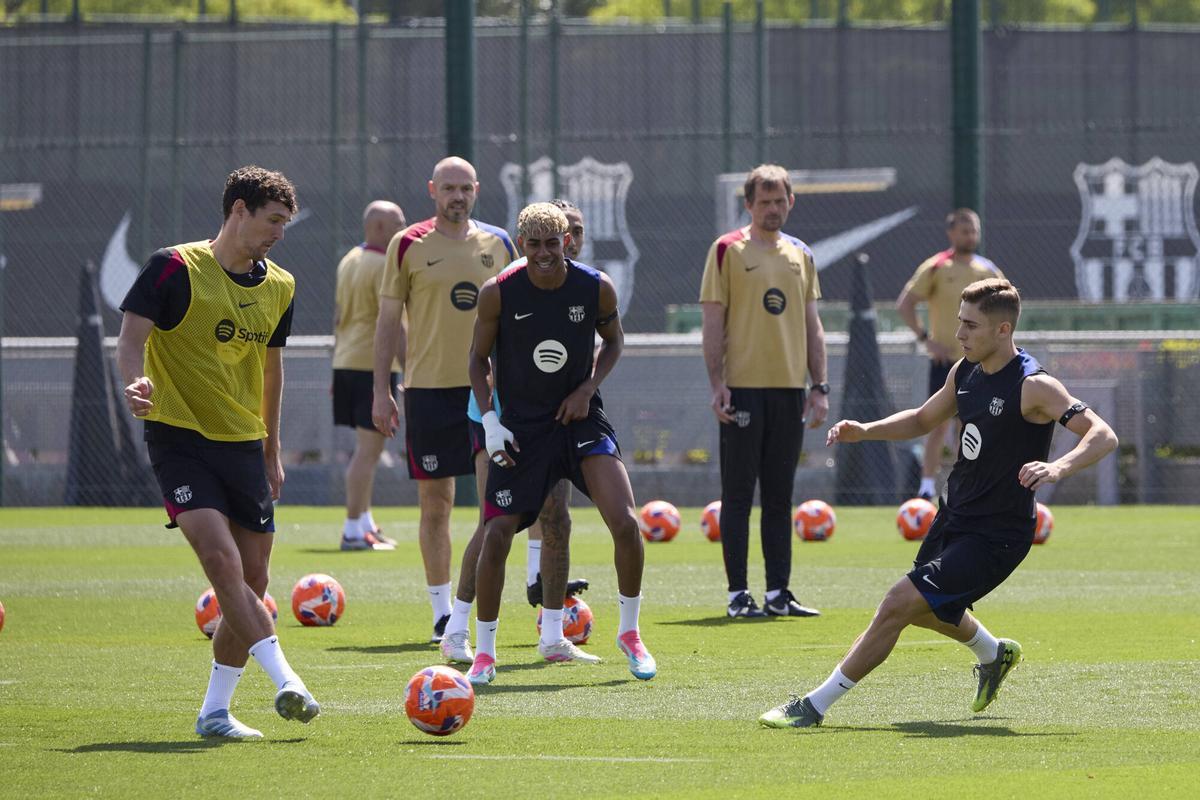 Christensen, Lamine Yamal y Fermín, en un rondo.